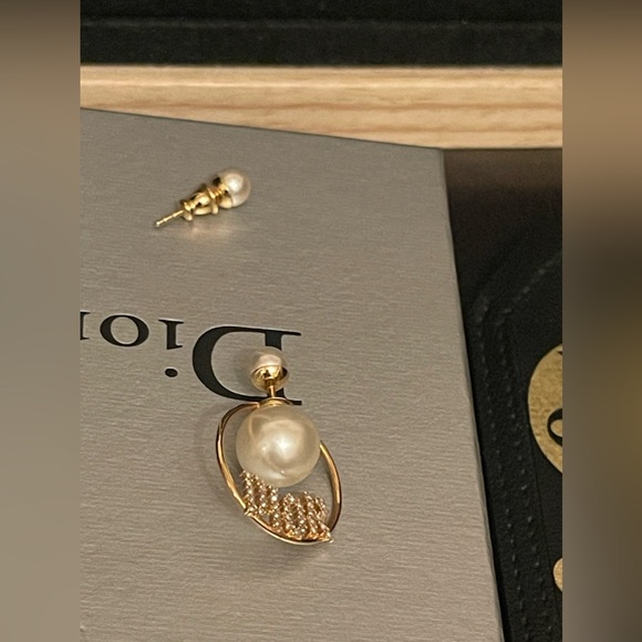 C💕D💕 Pearl Earrings - Picture 3 of 16